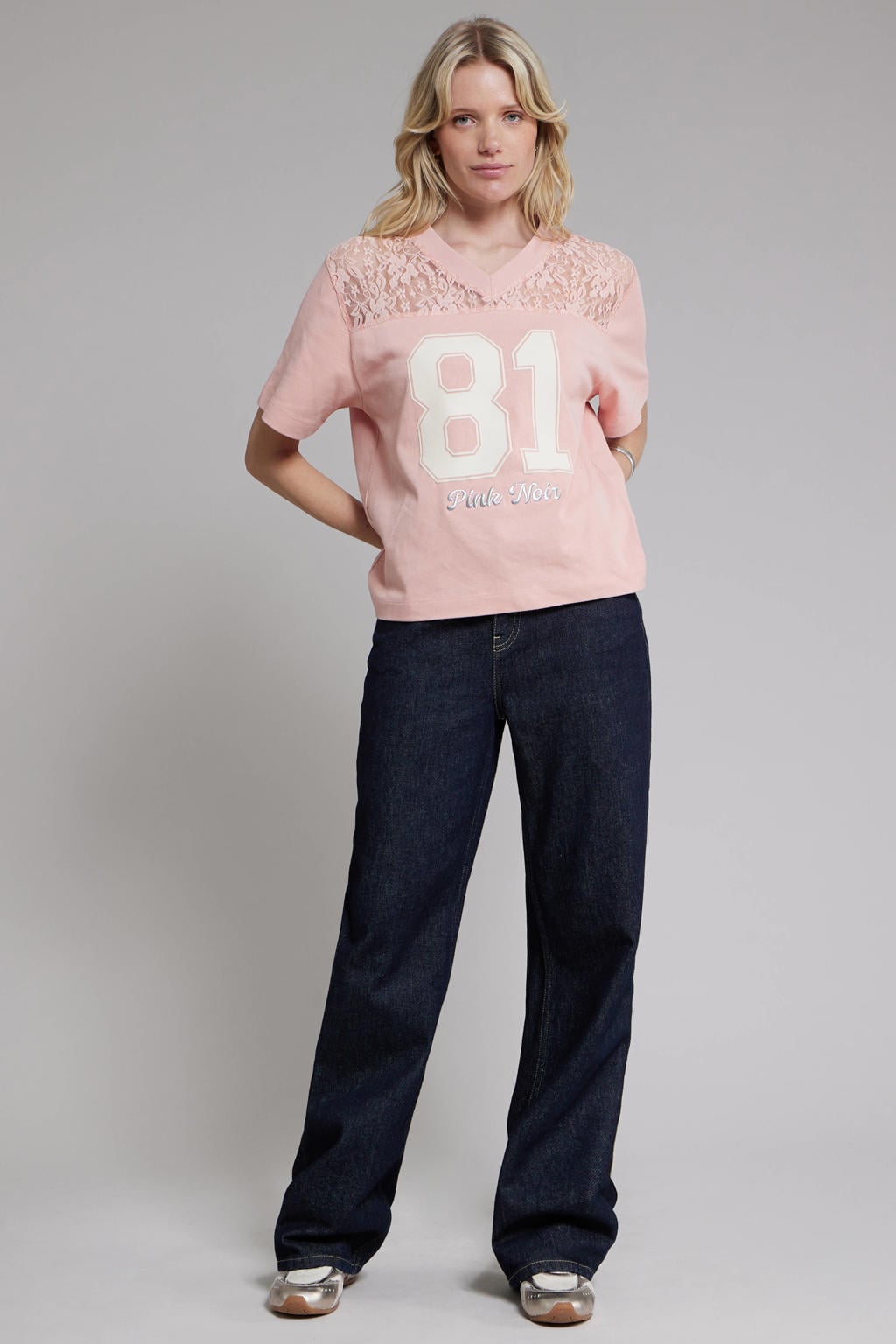 Lichtroze dames Pink Noir T-shirt van katoen met printopdruk, korte mouwen, V-hals en kant