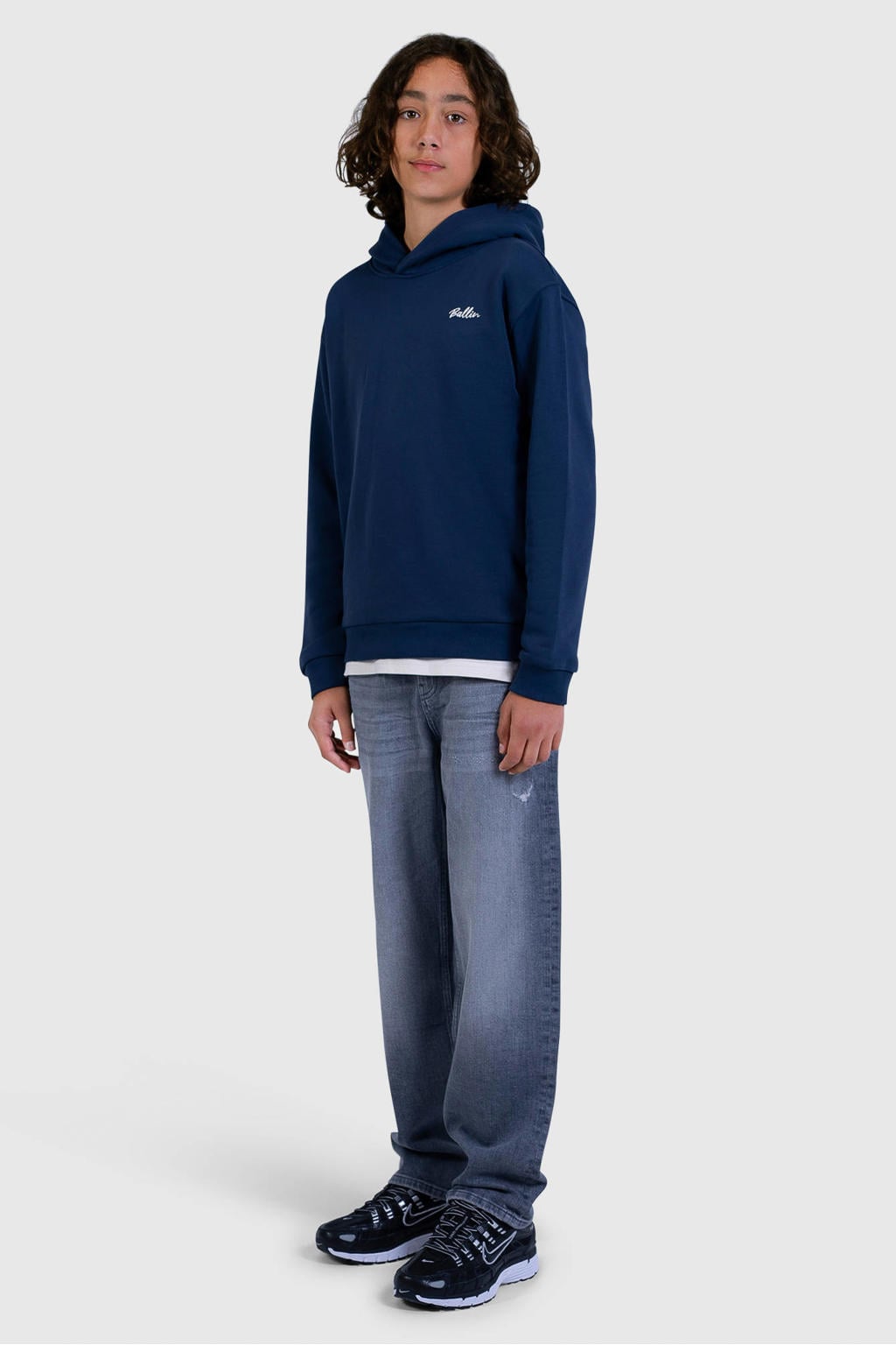 Donkerblauwe jongens Ballin rechtvallende hoodie van katoen met backprint, lange mouwen en capuchon