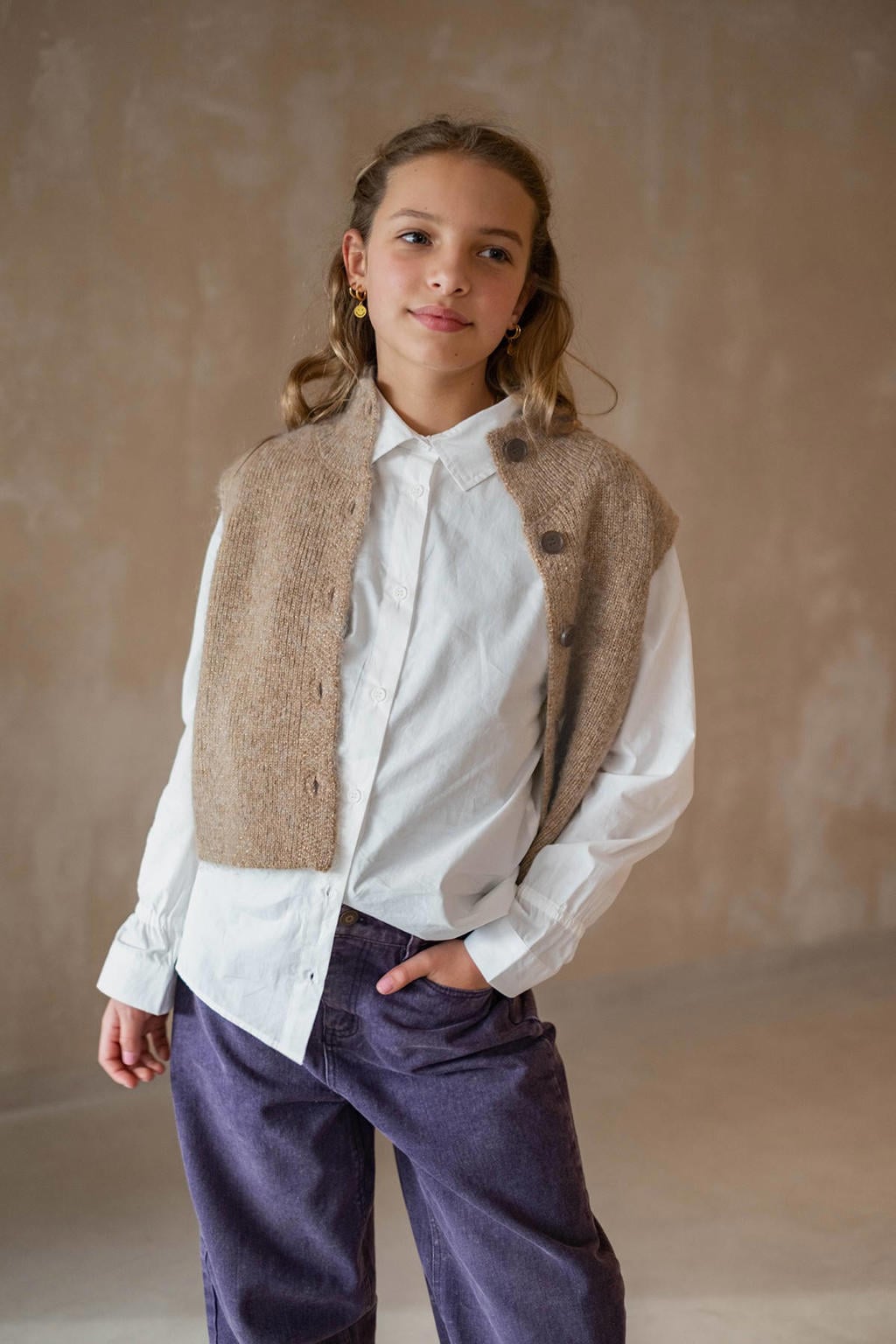 Zandkleurige meisjes Like Flo Young gebreid vest met effen, opstaande kraag en knoopsluiting