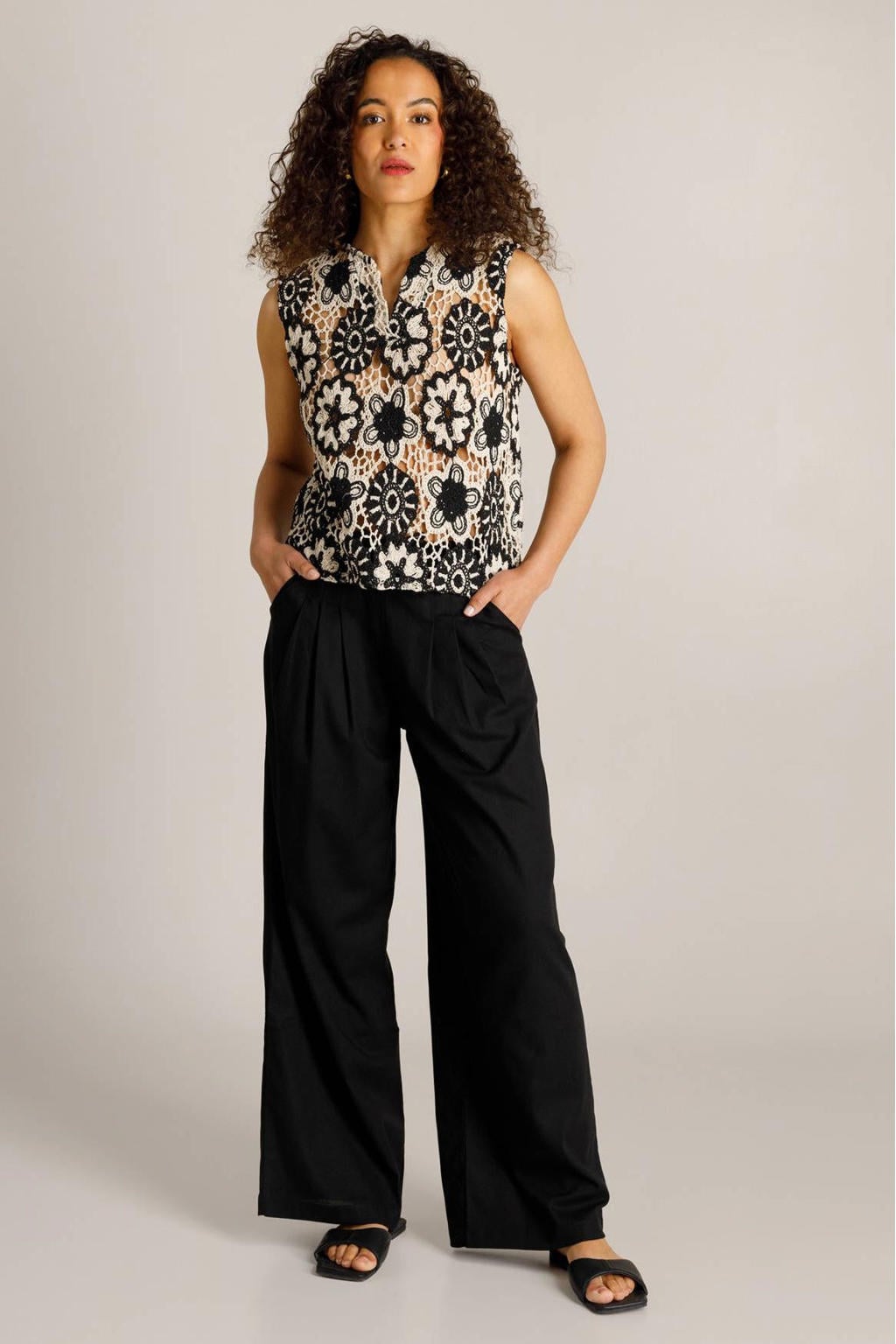 Wit en multikleurige dames Ivy Beau gebloemde top crochet met V-hals