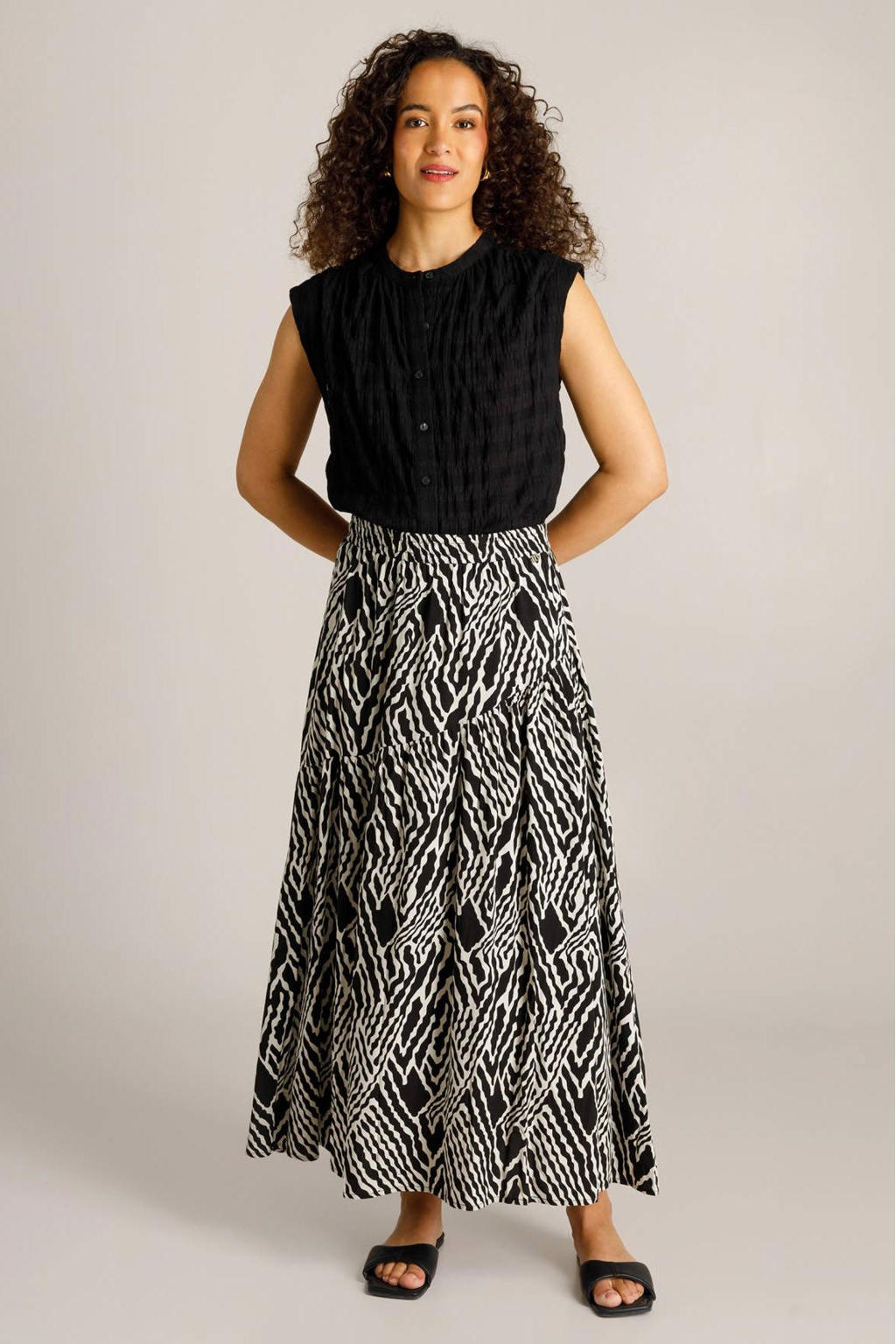 Zwart en witte dames Ivy Beau maxi rok gemaakt van viscose en met elastische tailleband