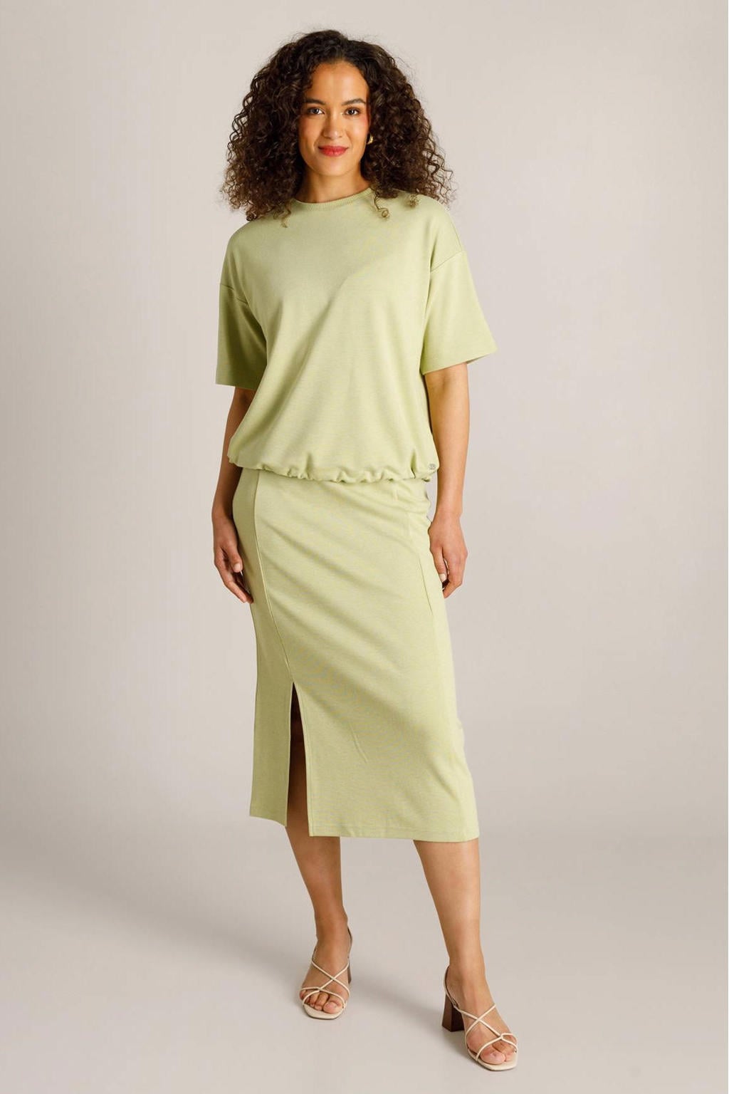 Lichtgroene dames Ivy Beau top van viscose met effen, driekwart mouwen, ronde hals, vetersluiting en tunnelkoord
