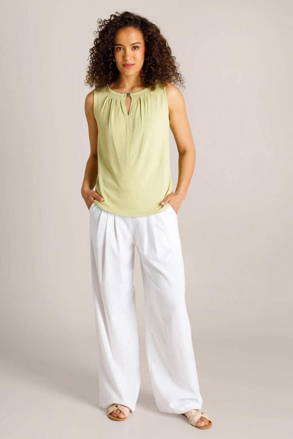 Lichtgroene dames Ivy Beau top van viscose met effen, ronde hals en plooien