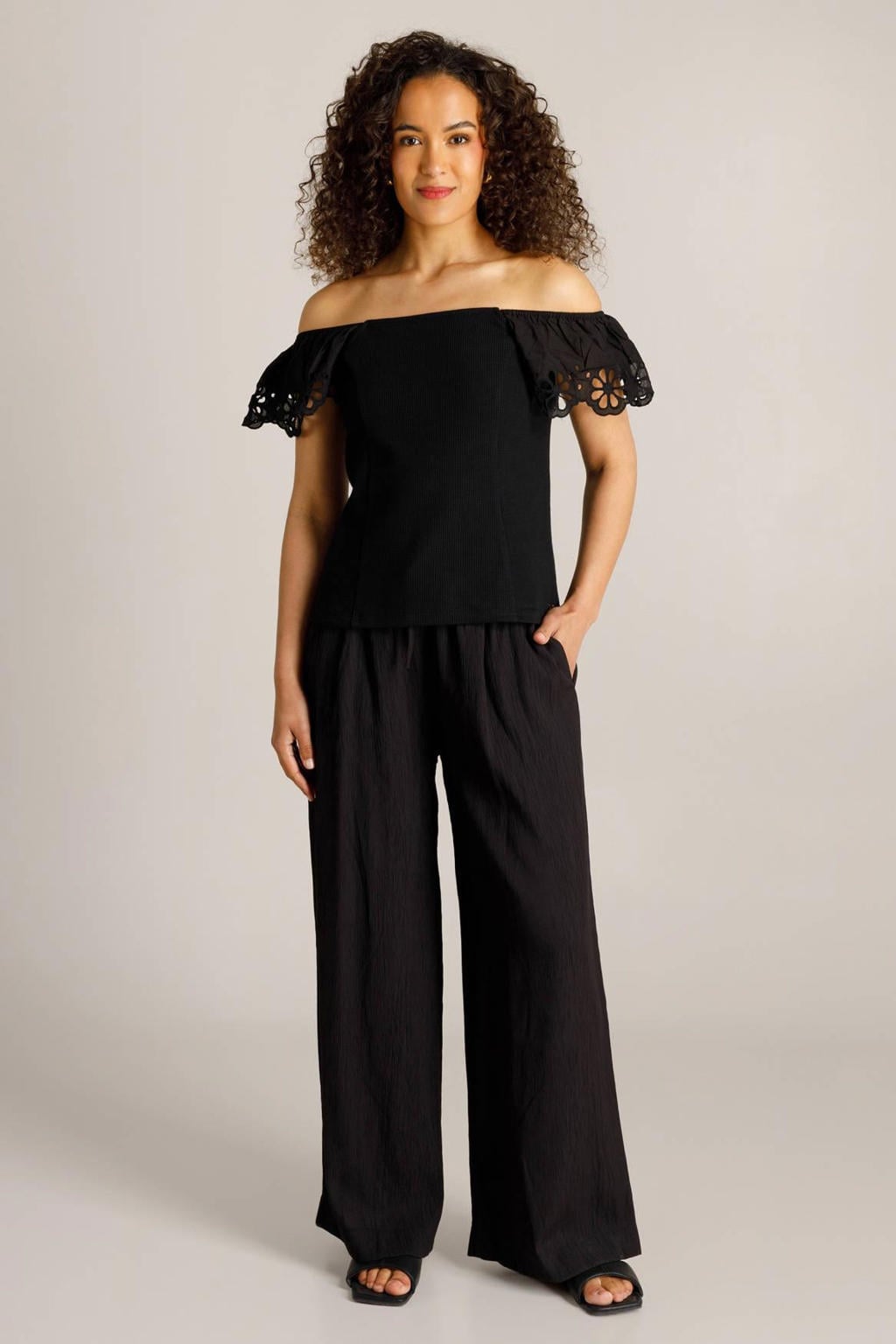Zwarte dames Ivy Beau top broderie met effen, korte mouwen en vierkante hals