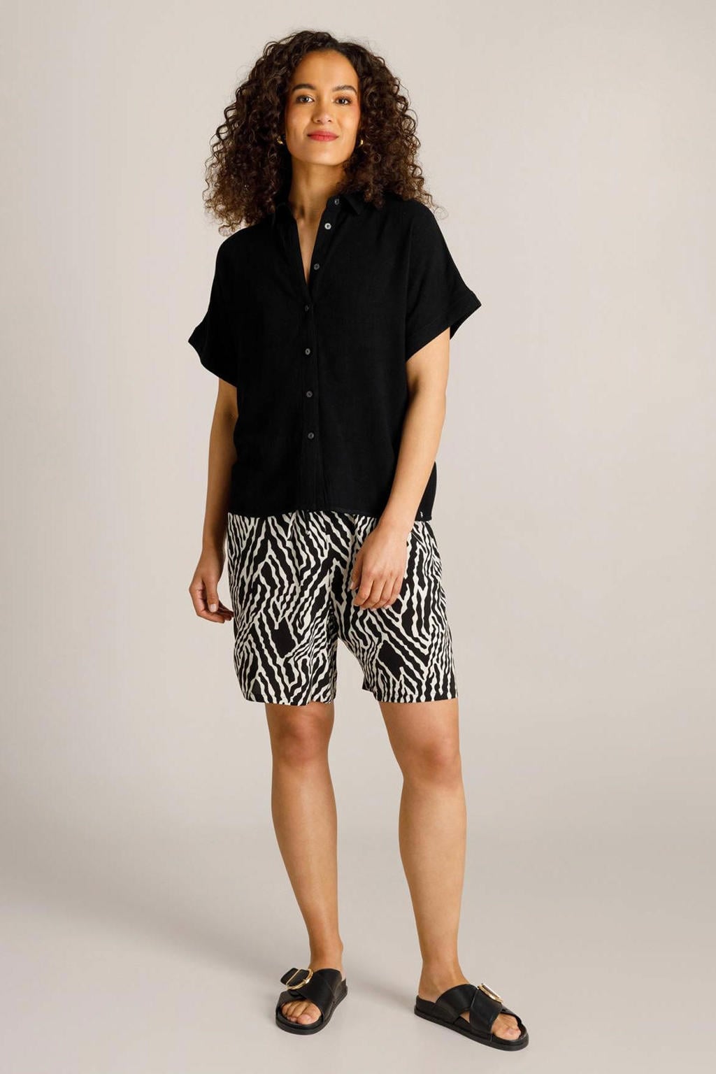 Zwarte dames Ivy Beau blouse van viscose met effen, korte mouwen, klassieke kraag en knoopsluiting