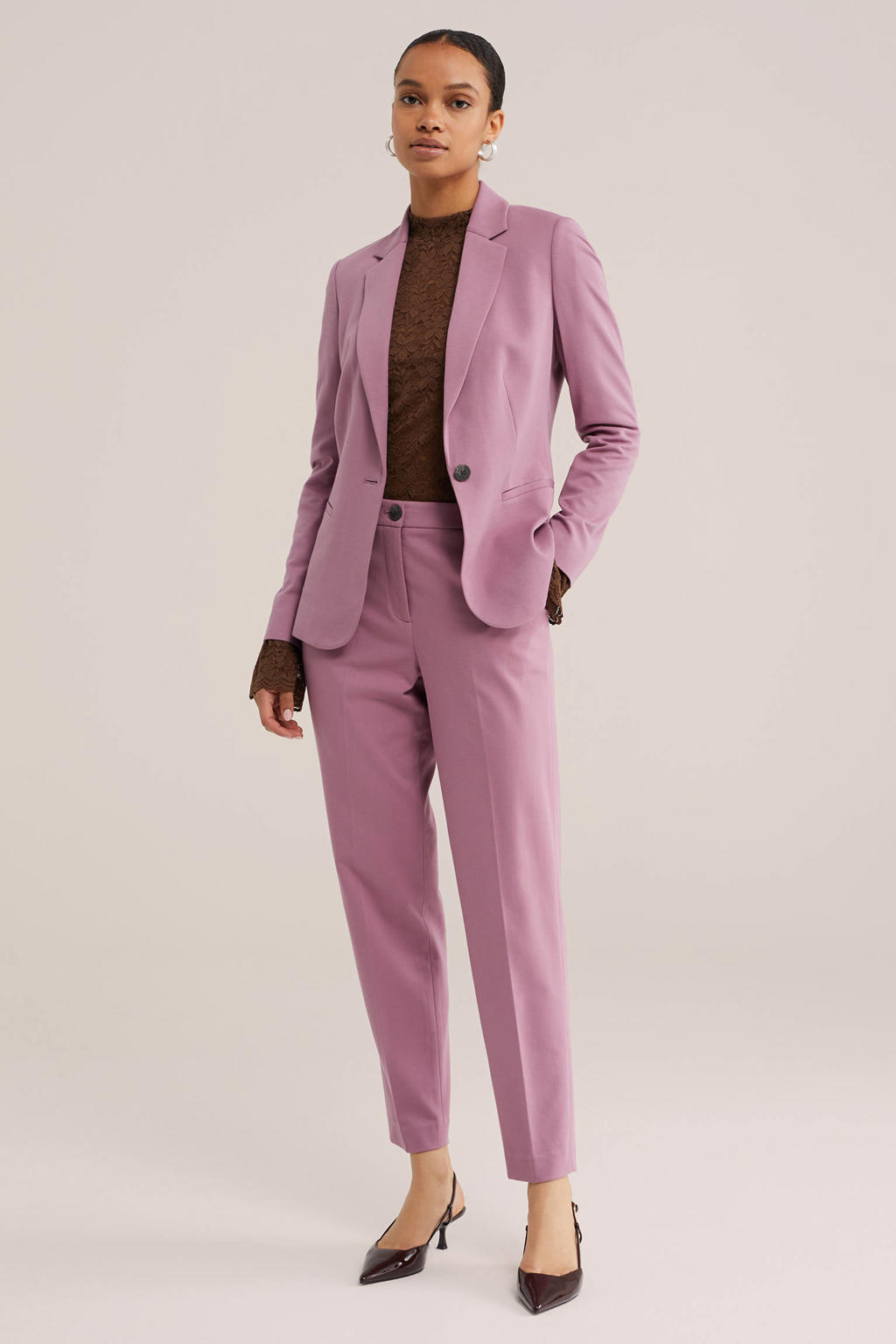 Lilakleurige dames WE Fashion tapered regular waist pantalon van viscose met rits- en knoopsluiting en effen