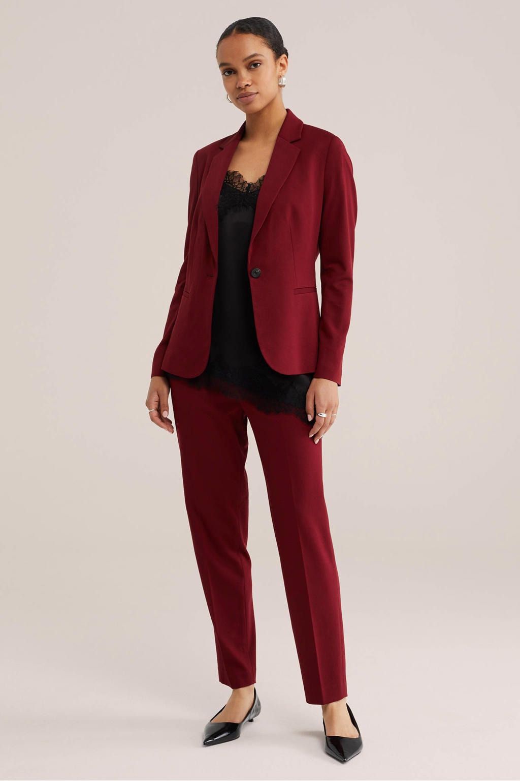 Donkerrode dames WE Fashion tapered regular waist pantalon van viscose met rits- en knoopsluiting en effen