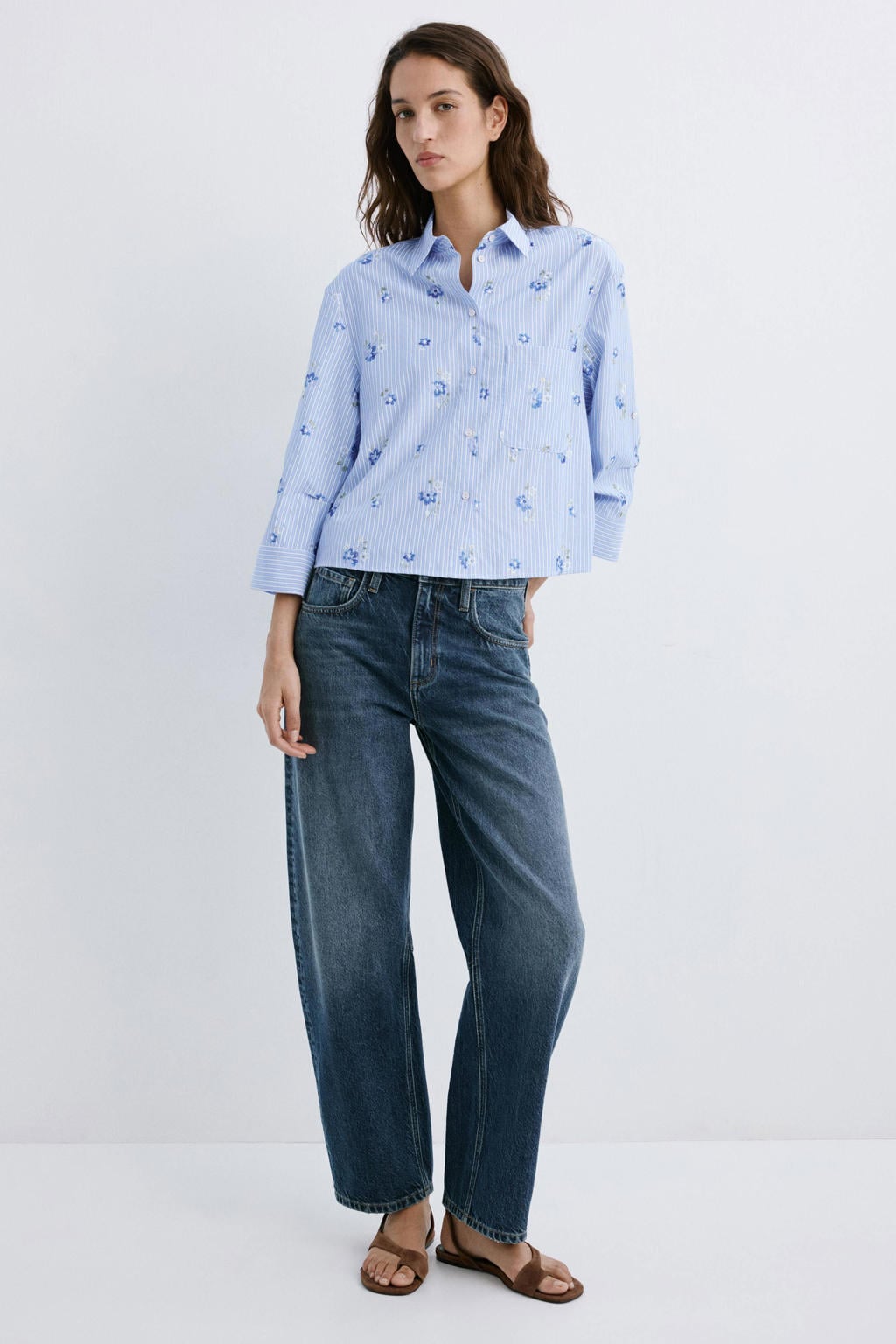 Lichtblauw en ecru dames Mango gebloemde blouse van polyester met lange mouwen, klassieke kraag, knoopsluiting en borduursels