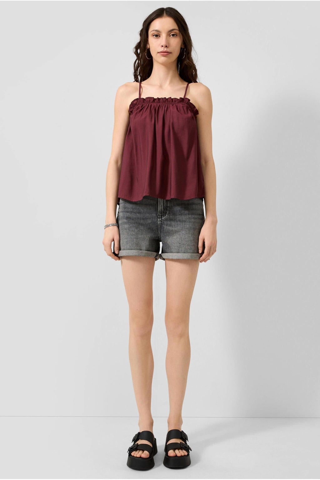 Donkerrode dames QS top van viscose met effen, spaghettibandjes, vierkante hals en plooien