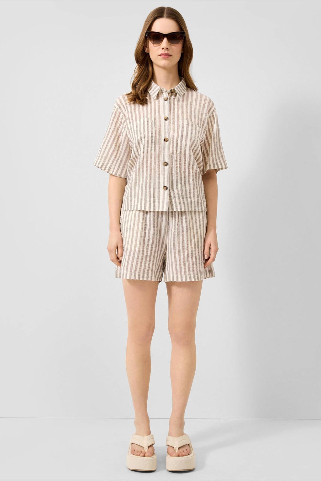 Bruin en ecru dames QS regular waist straight leg casual gestreepte seersucker short van katoen