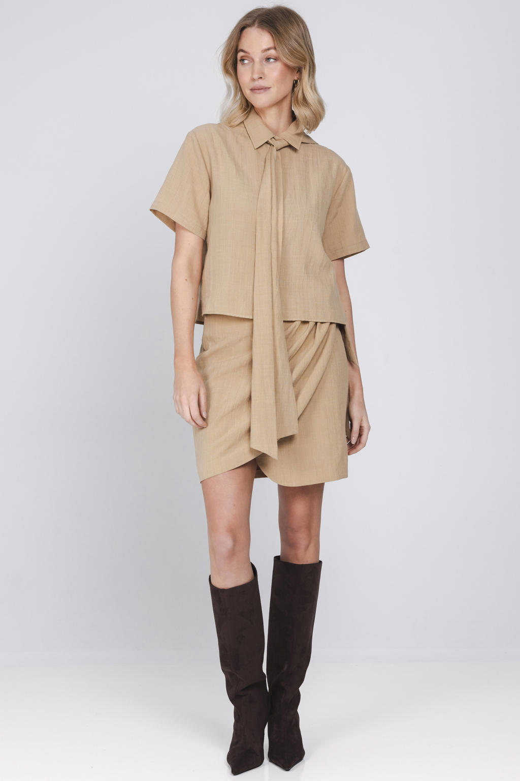 Zandkleurige dames Accentil blouse van rayon met effen, korte mouwen, klassieke kraag en knoopsluiting
