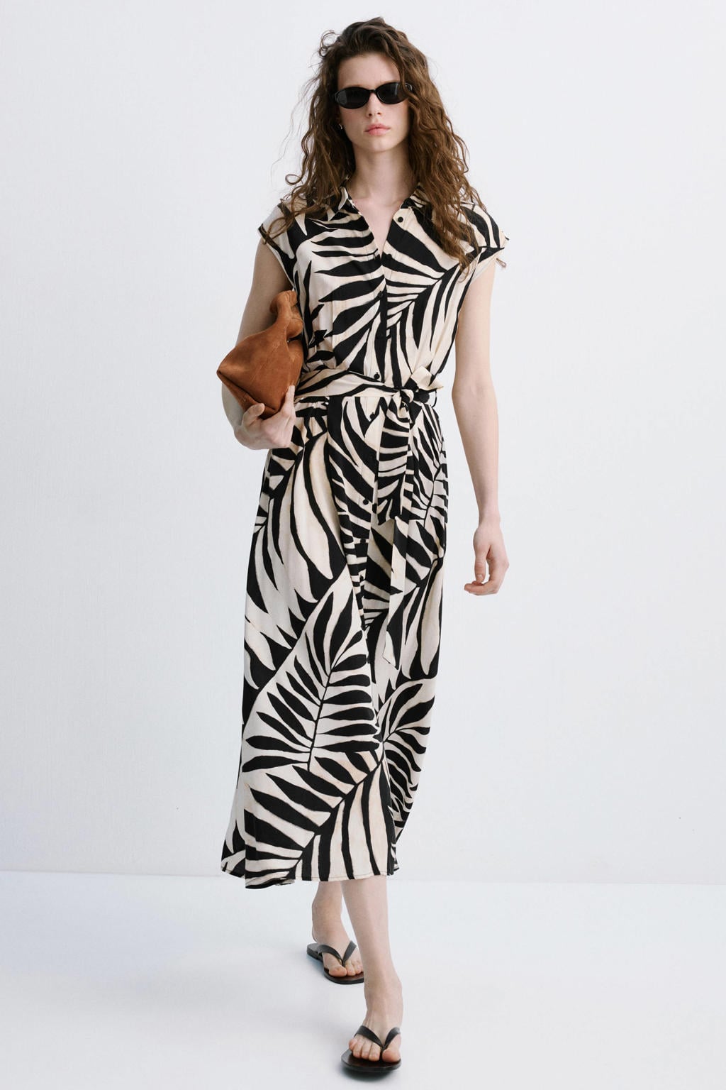 Zwart en ecru dames Mango blousejurk van viscose met korte mouwen, klassieke kraag, knoopsluiting en ceintuur