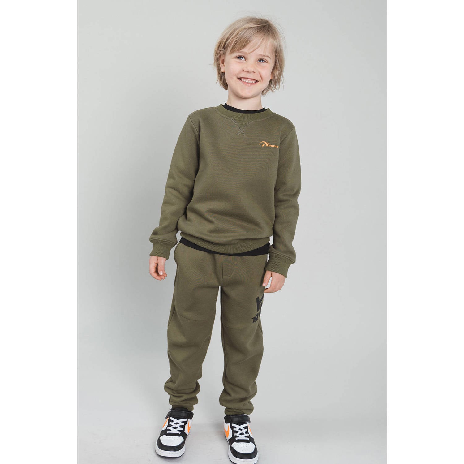 TYGO & vito regular fit joggingbroek met print olijfgroen