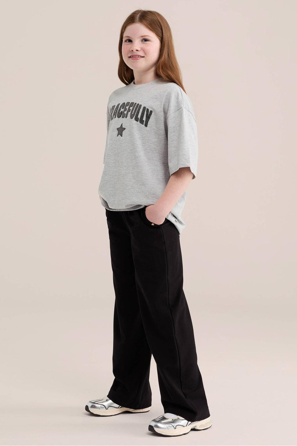 Zwarte meisjes WE Fashion loose fit pantalon van polyester met elastische tailleband en effen