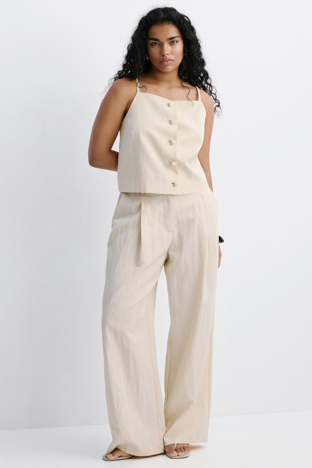 Zandkleurige dames Mango straight regular waist broek van lyocell met rits, haak- en knoopsluiting en effen