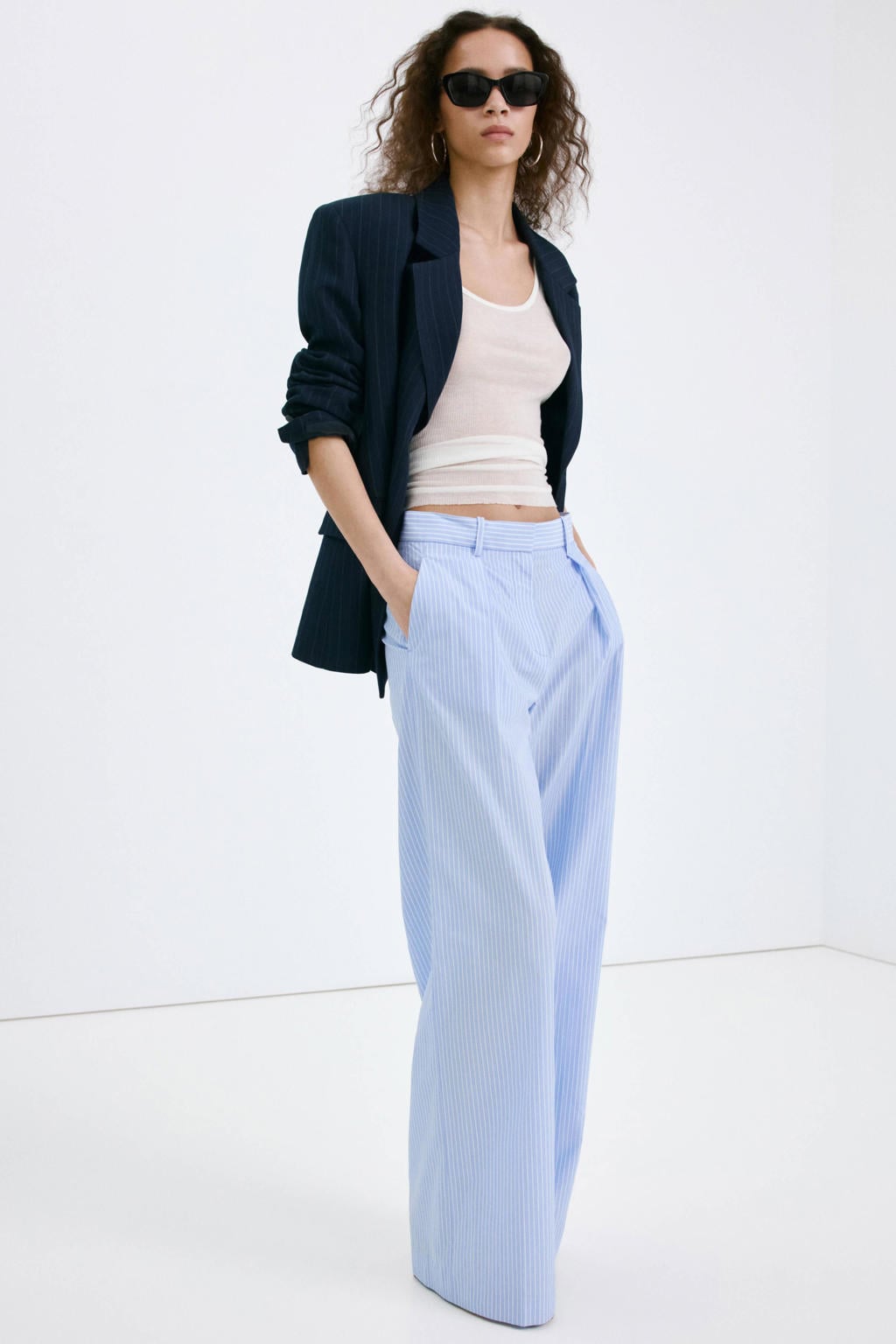 Lichtblauwe dames Mango straight regular waist broek van lyocell met rits- en haaksluiting en krijtstreepprint