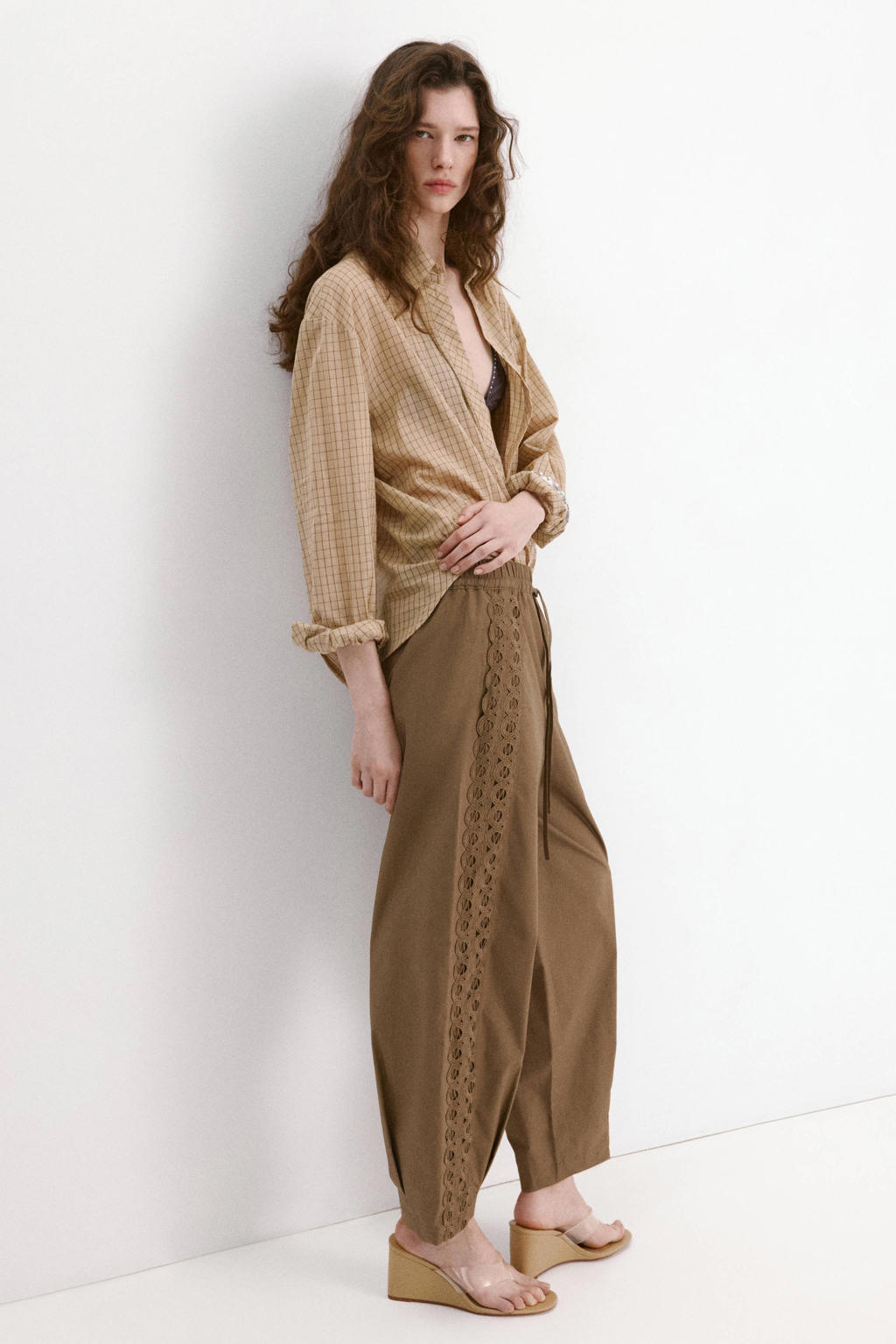 Bruine dames Mango straight regular waist casual broek broderie van katoen met effen
