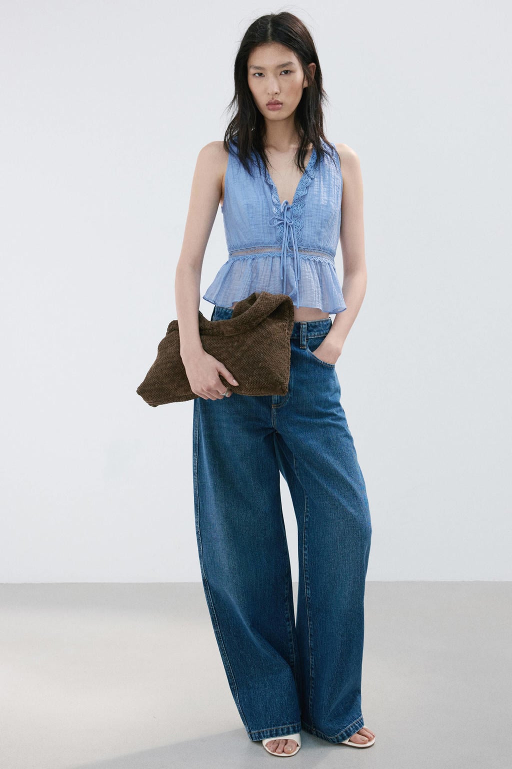 Lichtblauwe dames Mango cropped top broderie van lyocell met effen en V-hals