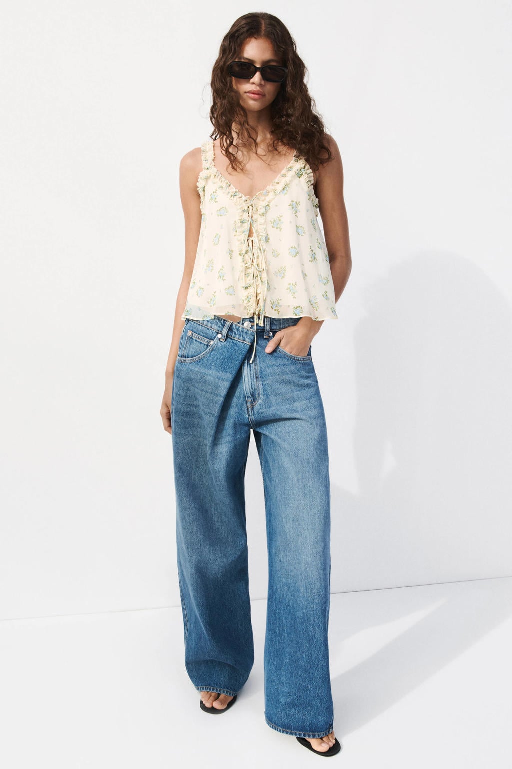 Ecru en blauwe dames Mango gebloemde mouwloze top van polyester met V-hals en strikje