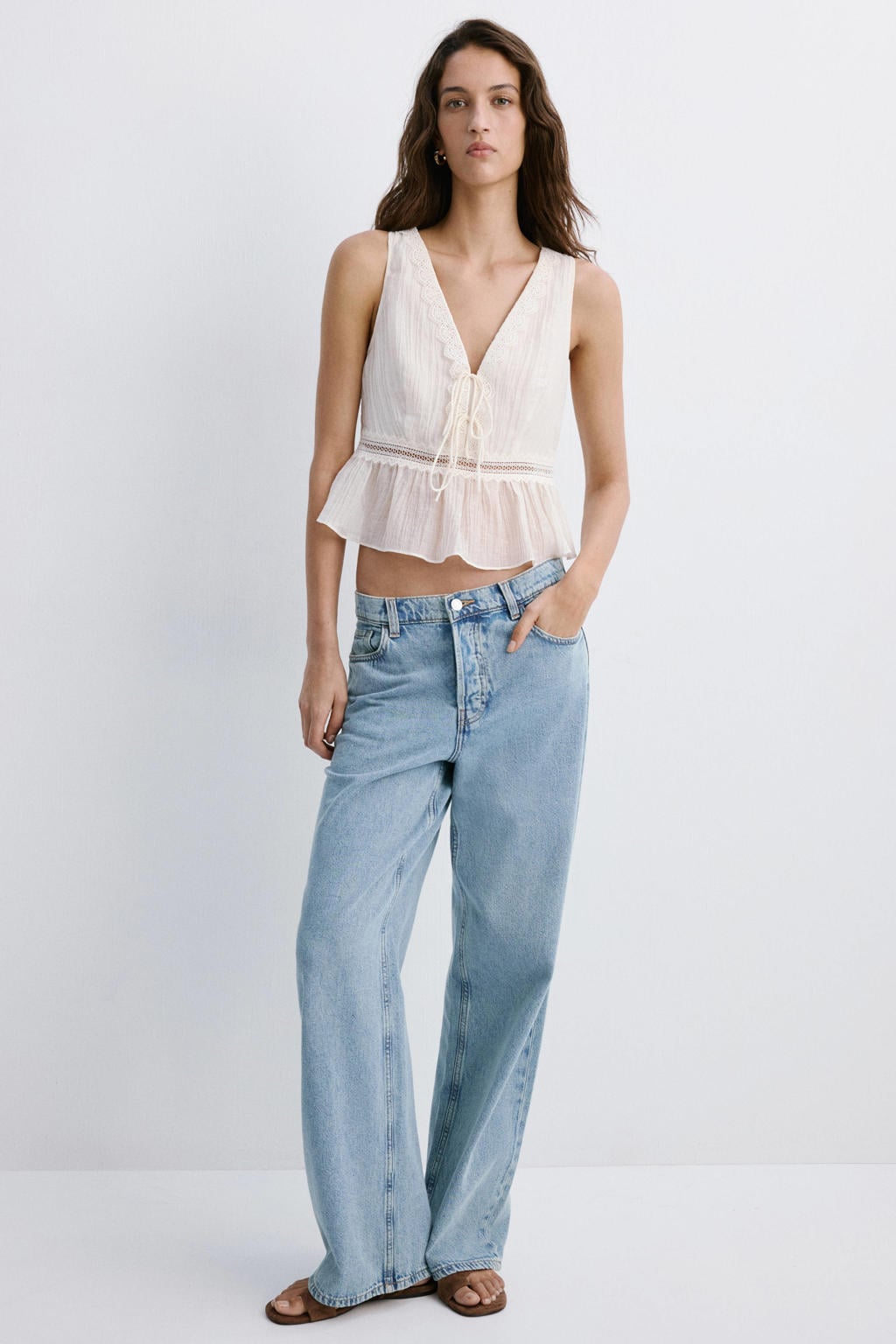Beige dames Mango cropped top broderie van lyocell met effen en V-hals