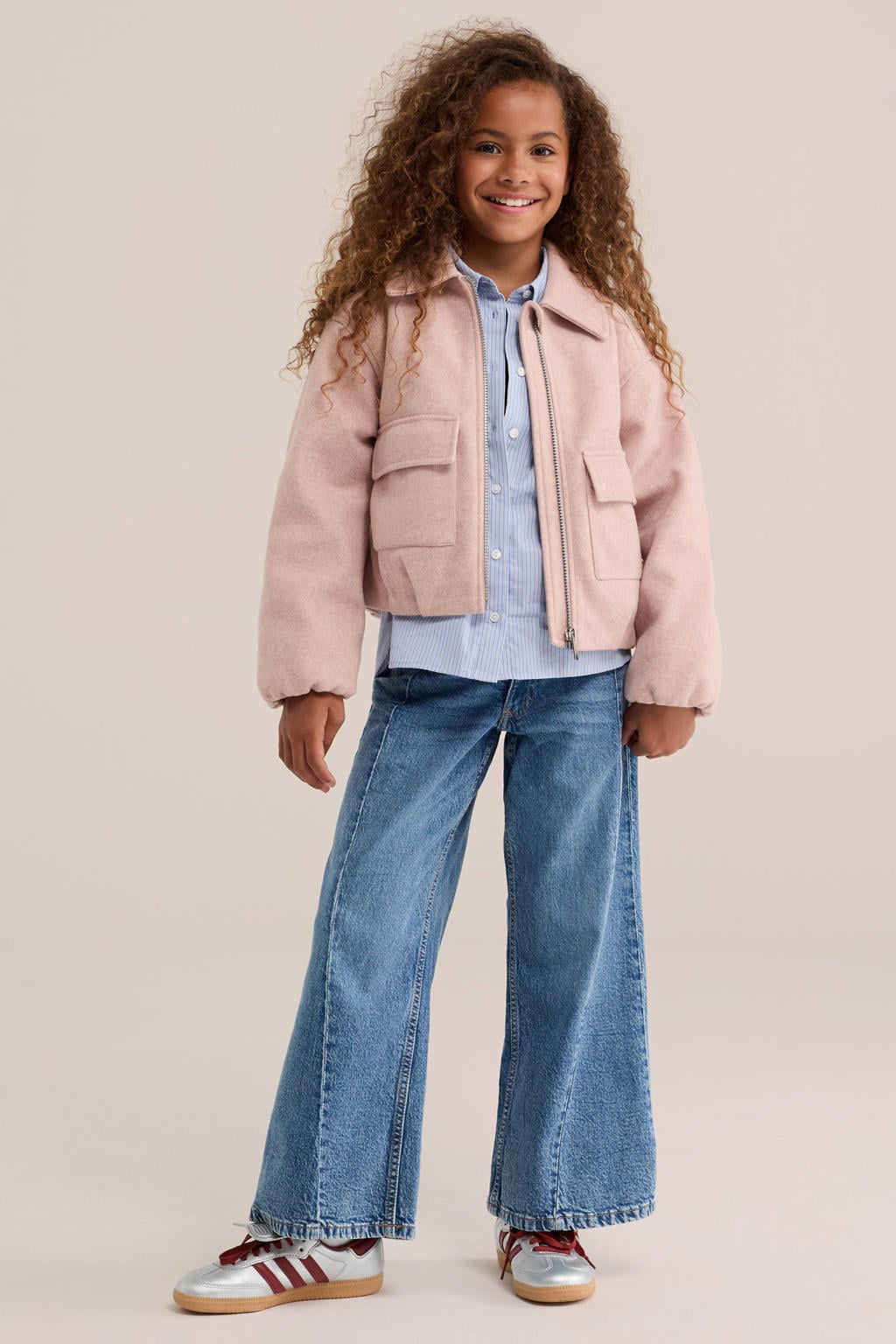 Medium blue denim meisjes WE Fashion wide leg jeans middelblauw van denim met rits- en knoopsluiting en effen