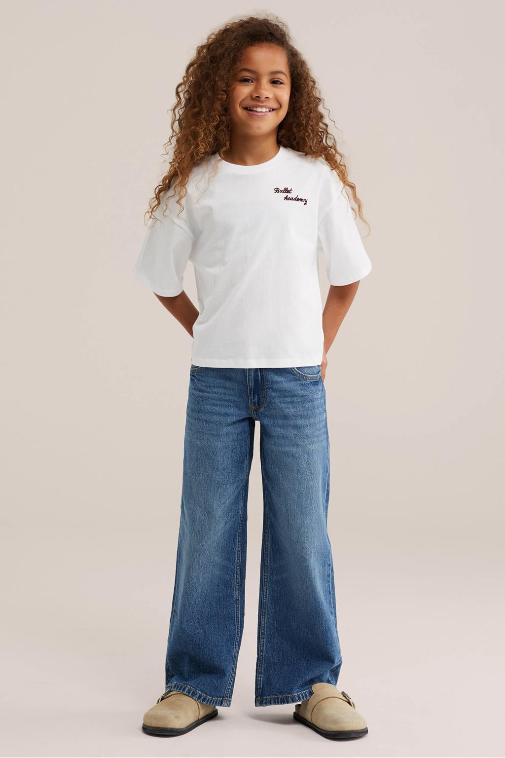 Medium blue denim meisjes WE Fashion low waist wide leg jeans van denim met rits- en knoopsluiting en effen