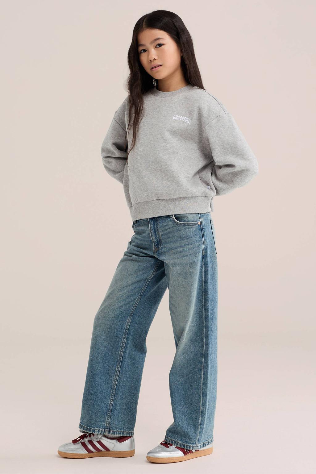 Medium blue denim meisjes WE Fashion wide leg jeans mediumblauw van denim met rits- en knoopsluiting en effen