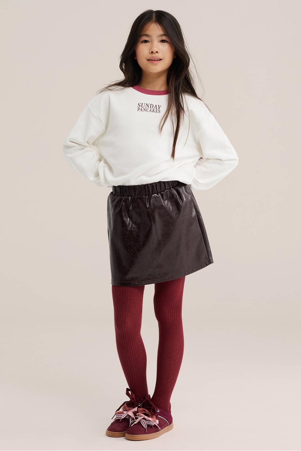 Donkerrode meisjes WE Fashion imitatieleren minirok gemaakt van polyurethaan en met elastische tailleband