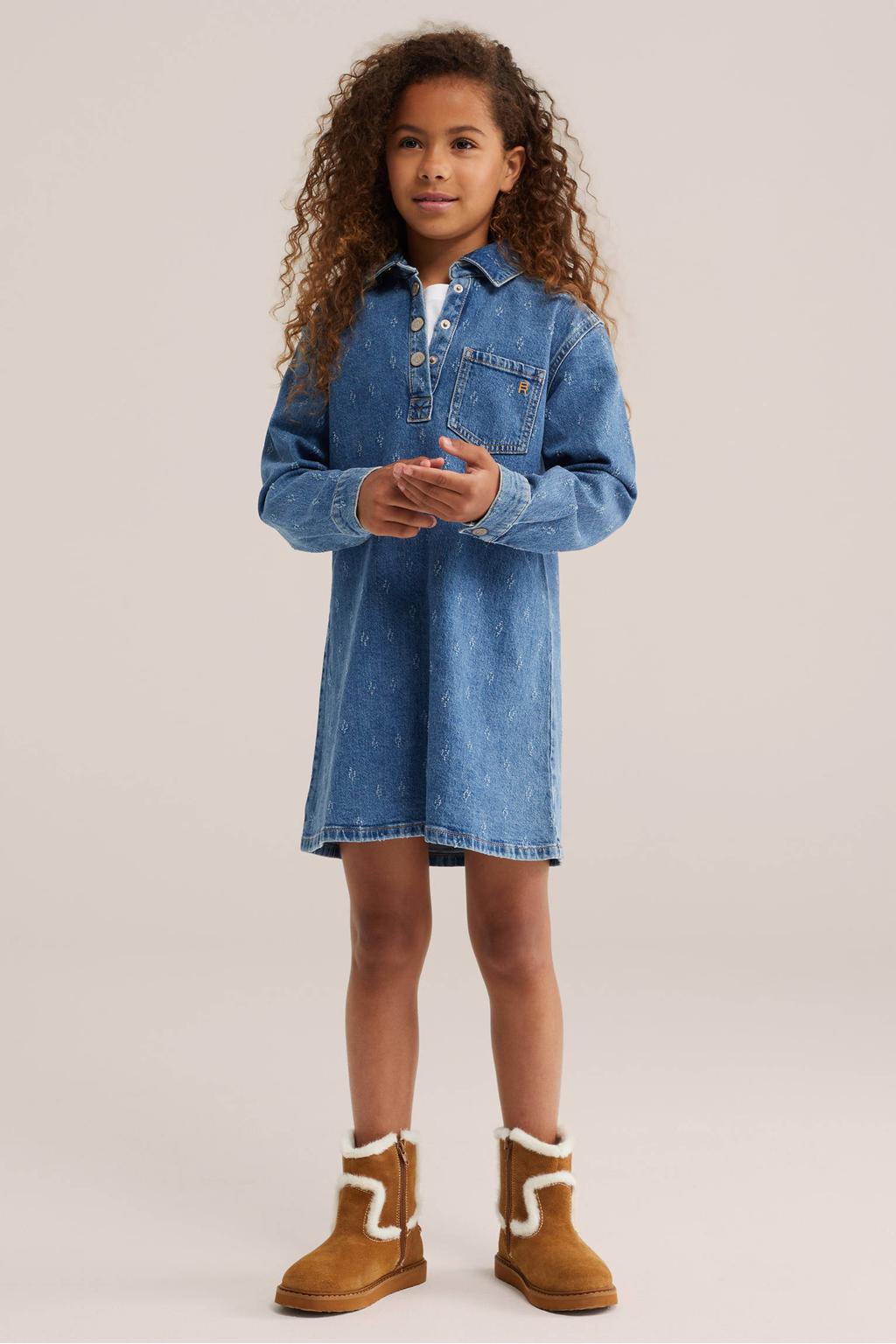 Medium blue denim meisjes WE Fashion Blue Ridge spijkerjurk van denim met lange mouwen, polo kraag en knoopsluiting