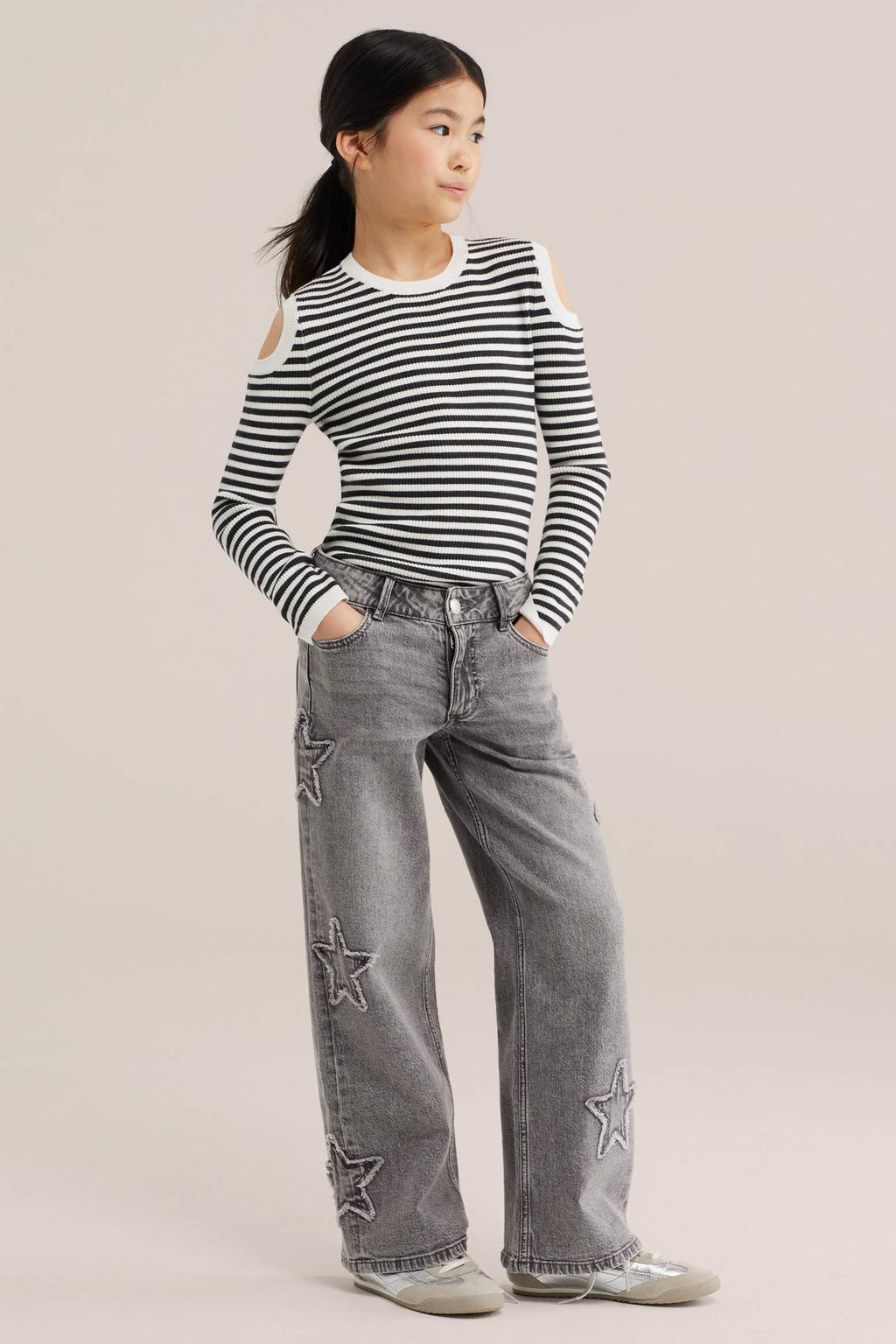 Ecru en zwarte meisjes WE Fashion katoenen gestreepte gebreide trui met lange mouwen, ronde hals en cut out