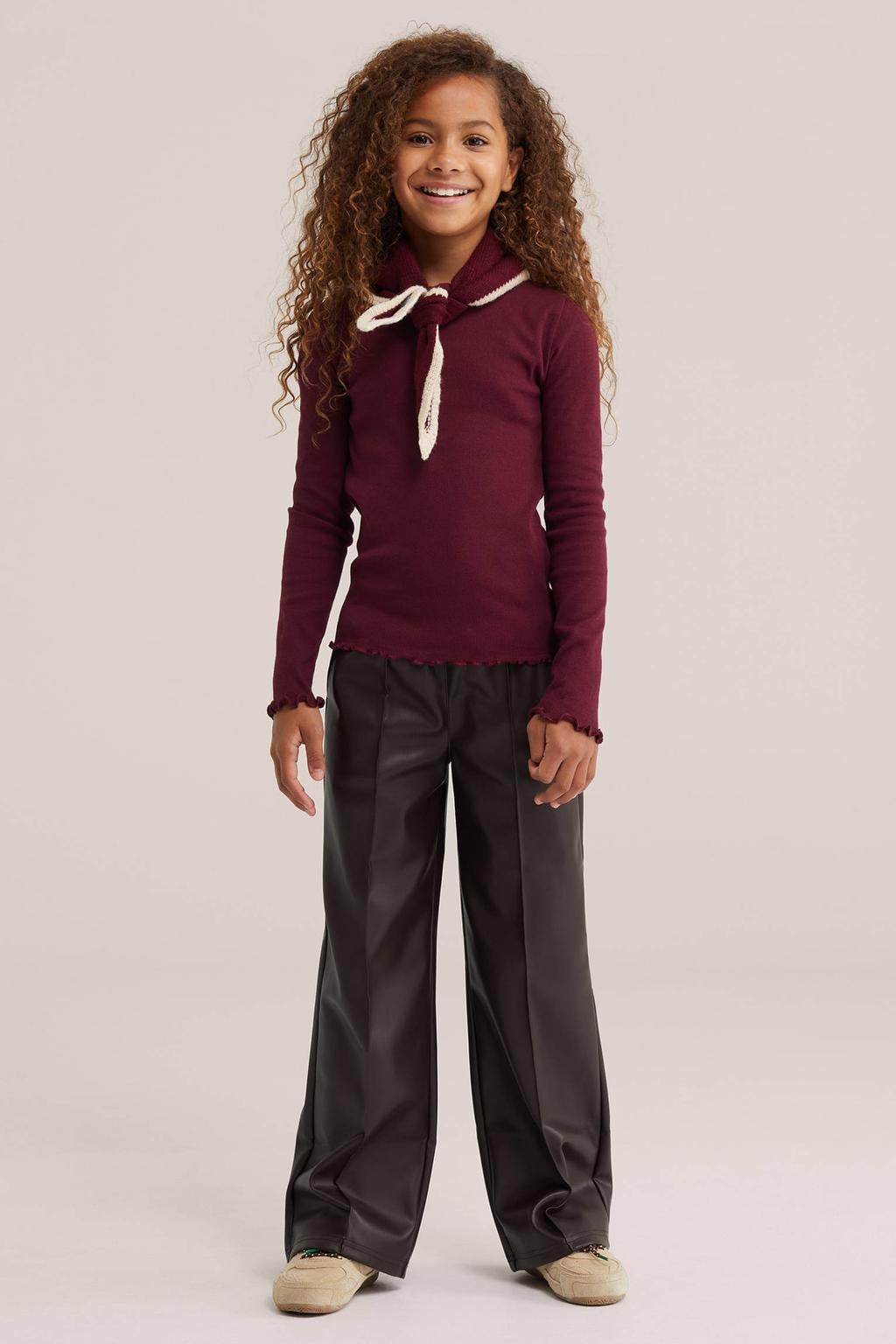 Donkerrode meisjes WE Fashion longsleeve van stretchkatoen met effen, lange mouwen, ronde hals en rib gebreide details