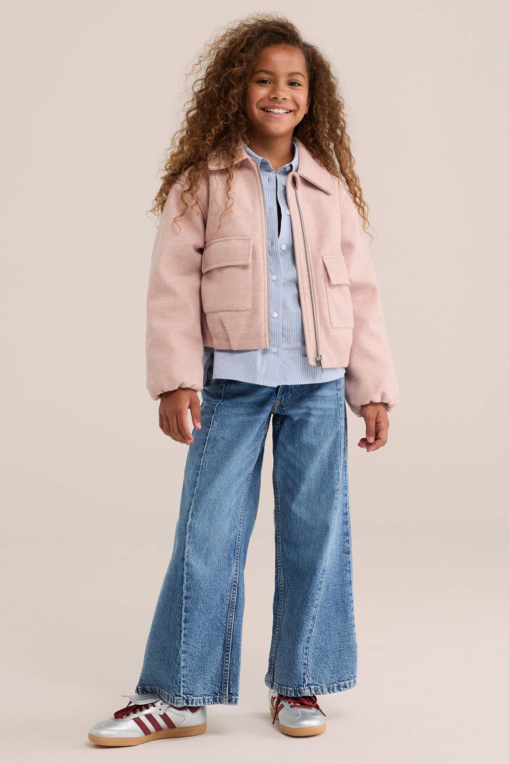 Lichtblauw en ecru meisjes WE Fashion gestreepte blouse van katoen met lange mouwen, klassieke kraag, knoopsluiting en borduursels