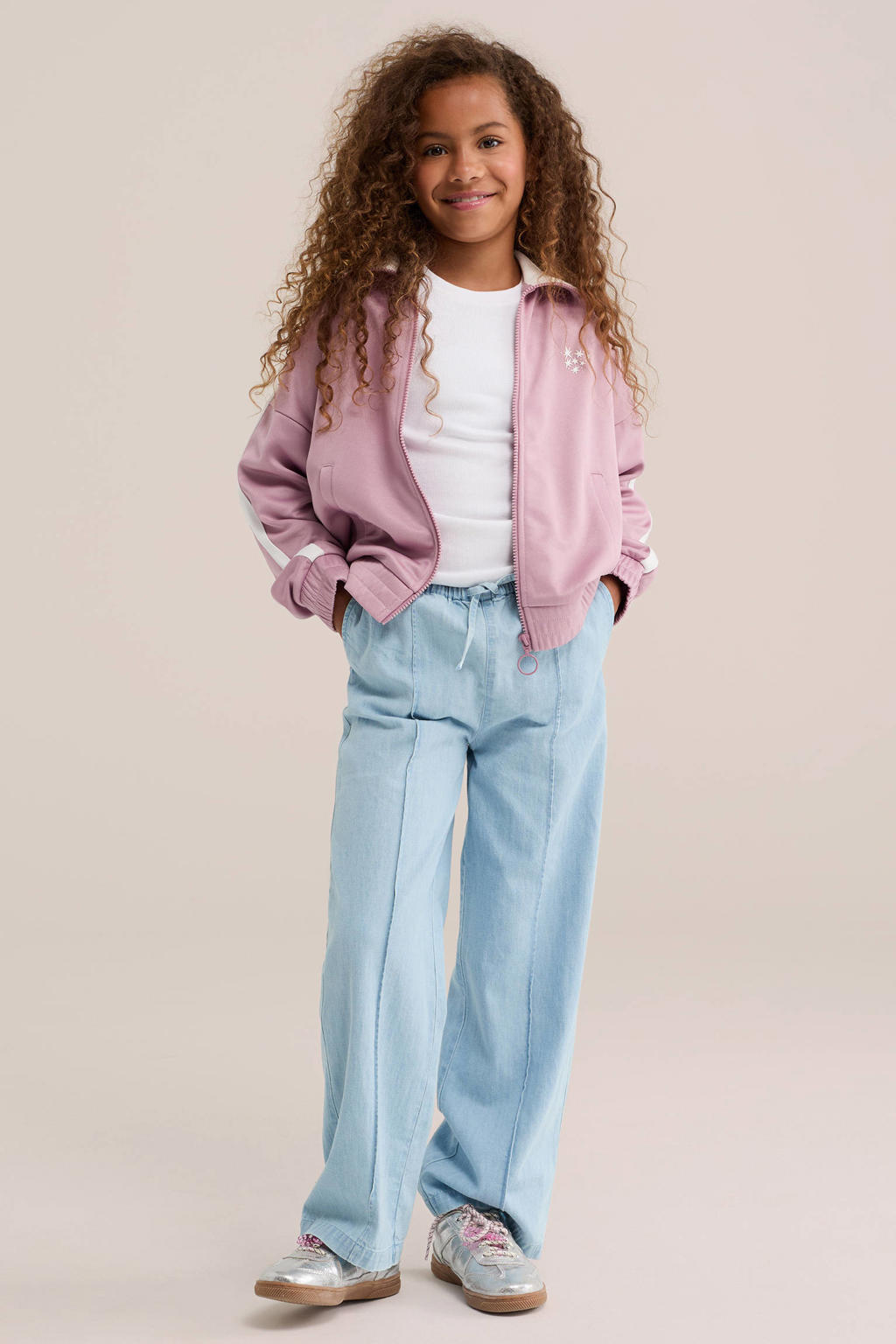 Light blue denim meisjes WE Fashion Blue Ridge loose fit casual broek van denim met regular waist, elastische tailleband met koord en effen