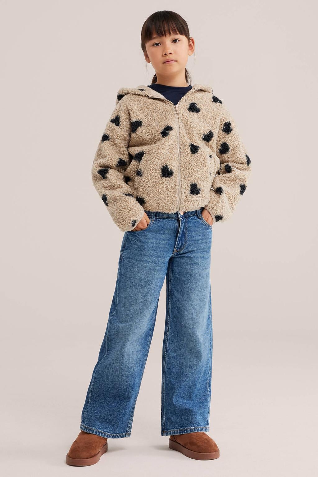 Zandkleurige meisjes WE Fashion teddy winterteddyjas met hartjesprint, lange mouwen, capuchon en ritssluiting