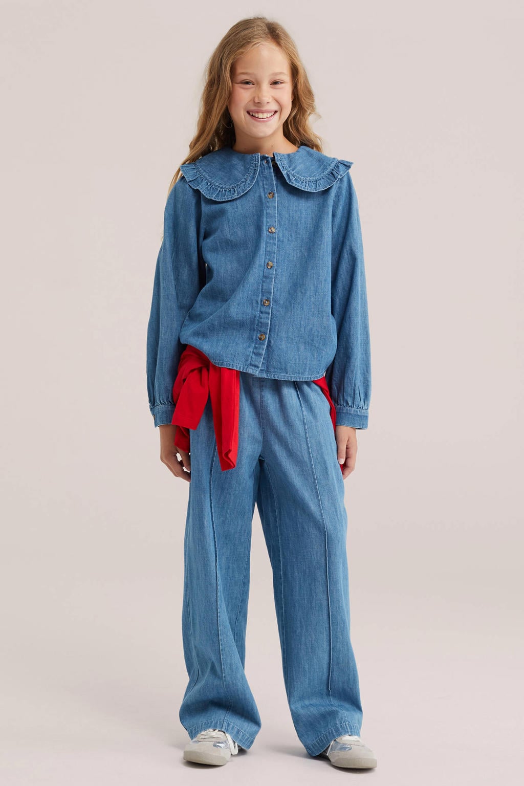 Medium blue denim meisjes WE Fashion Blue Ridge blouse mediumblauw van denim met effen, lange mouwen, peter pan-kraag en knoopsluiting