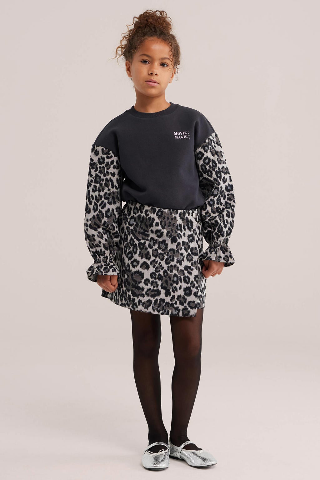 Grijs en ecru meisjes WE Fashion korte rok met panterprint voorzien van elastische tailleband met koord