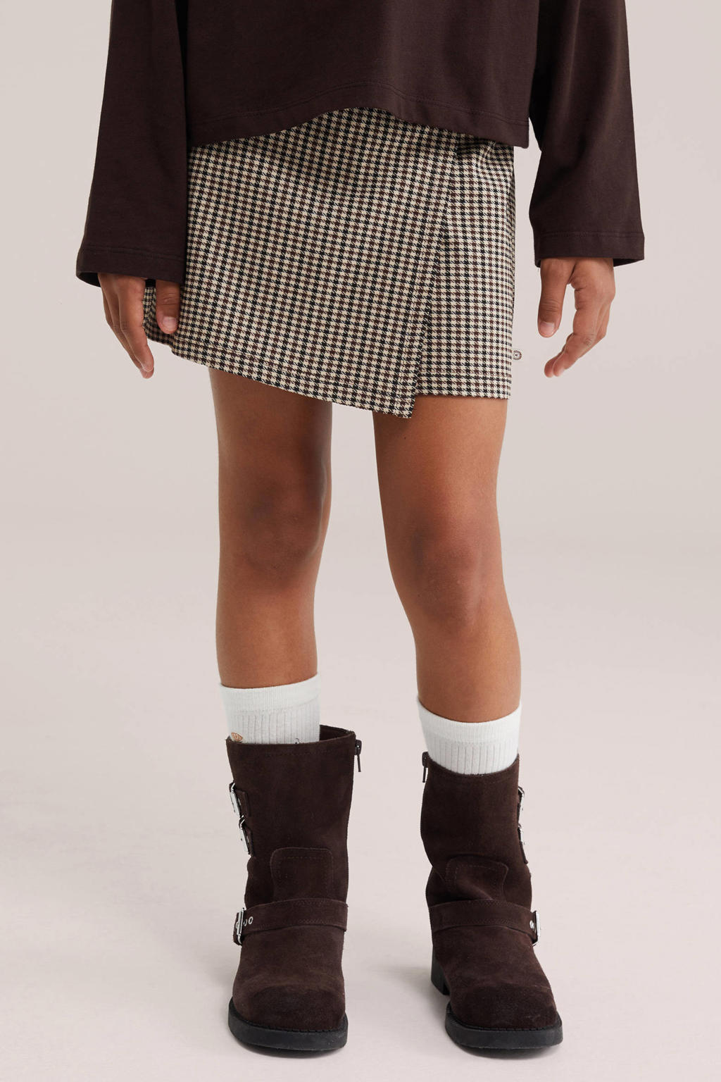 Bruin en zwarte meisjes WE Fashion pied-de-poule skort gemaakt van viscose en met elastische tailleband