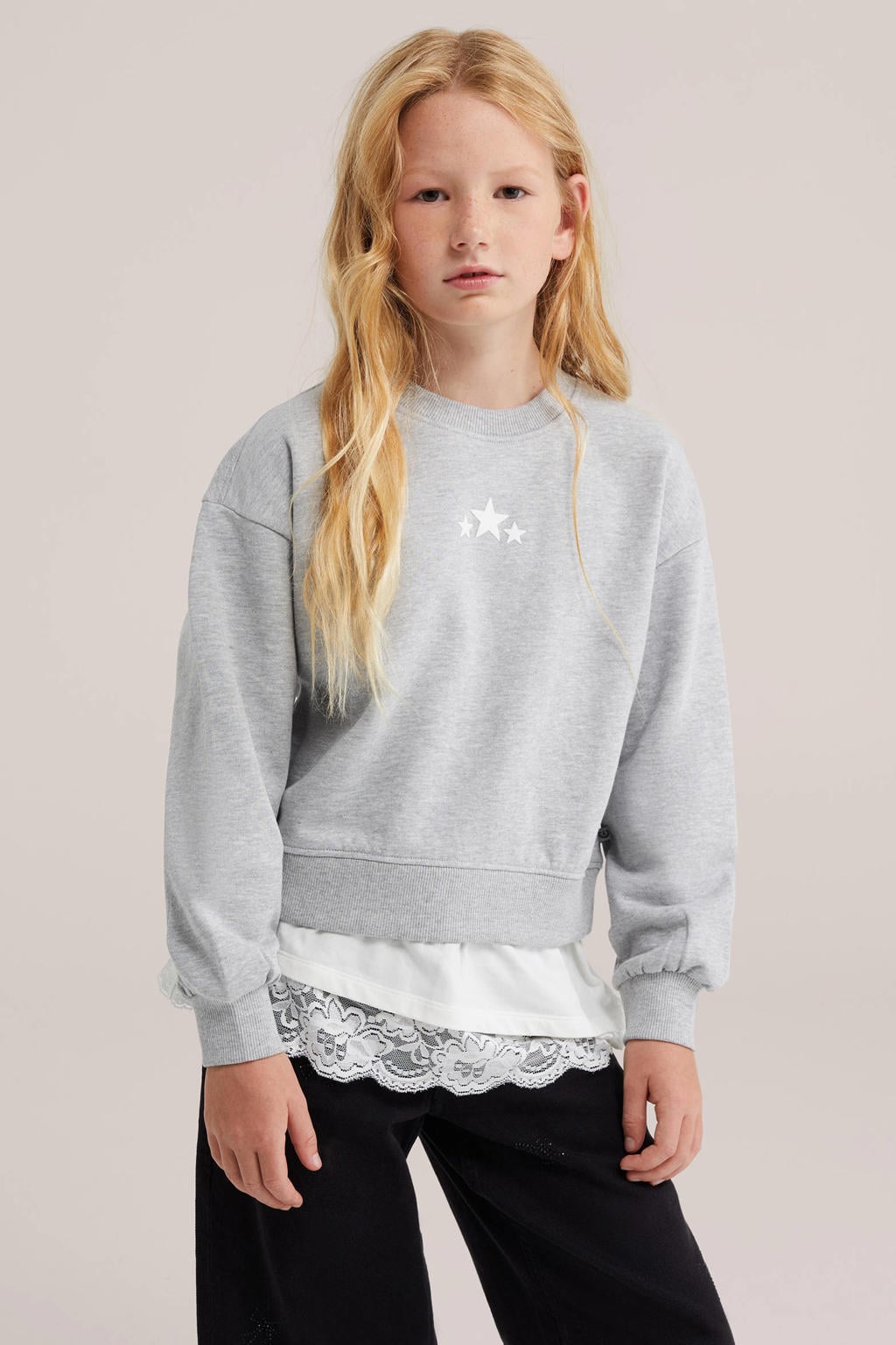 Grijze meisjes WE Fashion sweater met sterrenprint, lange mouwen, ronde hals en geribde boorden