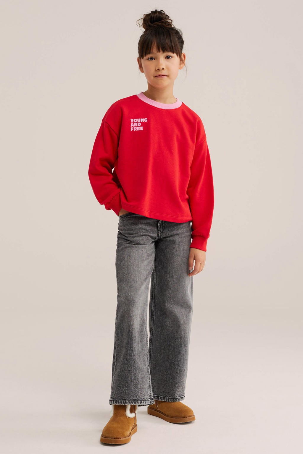 Rood en lichtroze meisjes WE Fashion sweater met tekst print, lange mouwen, ronde hals en geribde boorden