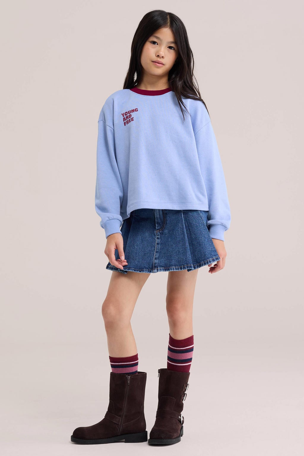 Lichtblauw en donkerrode meisjes WE Fashion sweater met tekst print, lange mouwen, ronde hals en geribde boorden
