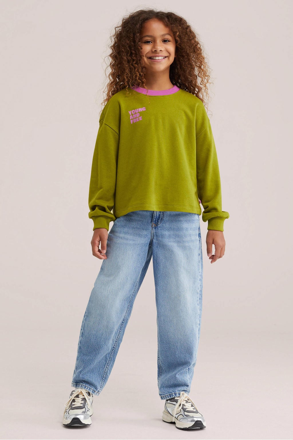 Olijfgroen en roze meisjes WE Fashion sweater met tekst print, lange mouwen, ronde hals en geribde boorden