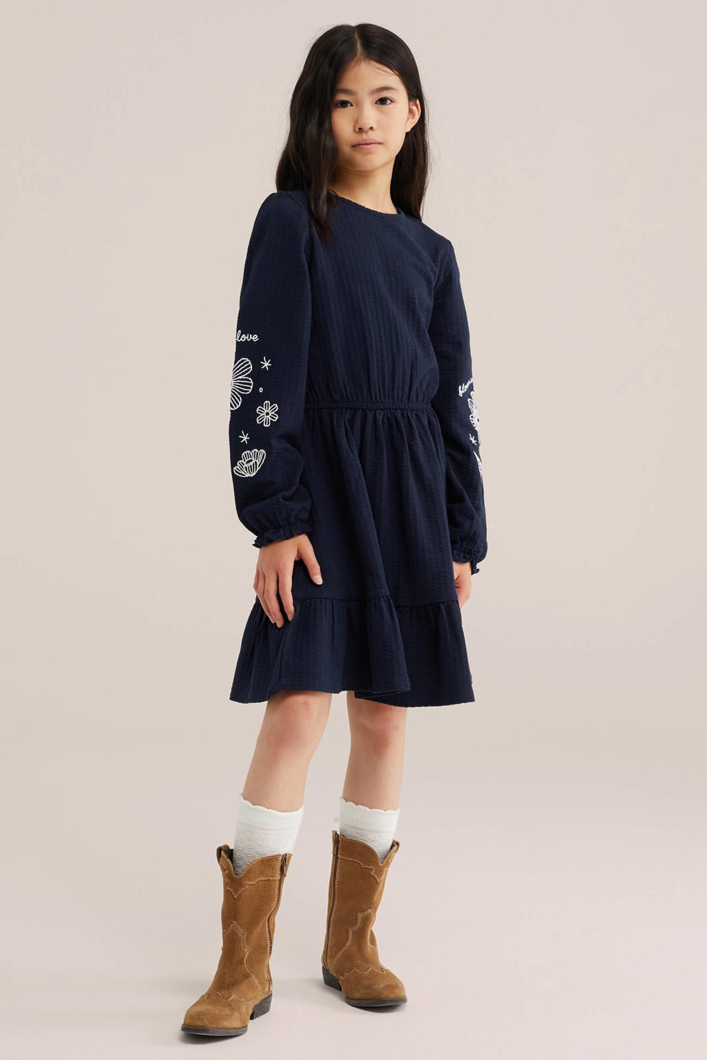 Donkerblauwe meisjes WE Fashion korte jurk van katoen met effen, lange mouwen, ronde hals, knoopsluiting en borduursels