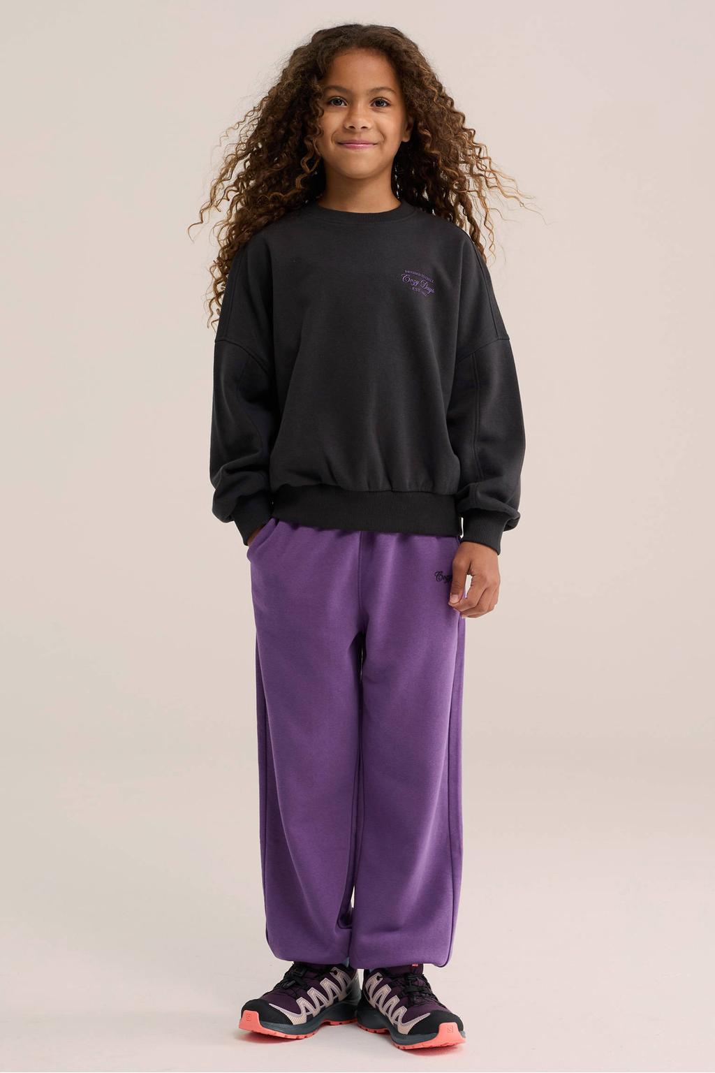 Antraciet en paarse meisjes WE Fashion oversized sweater met printopdruk, lange mouwen, ronde hals en geribde boorden