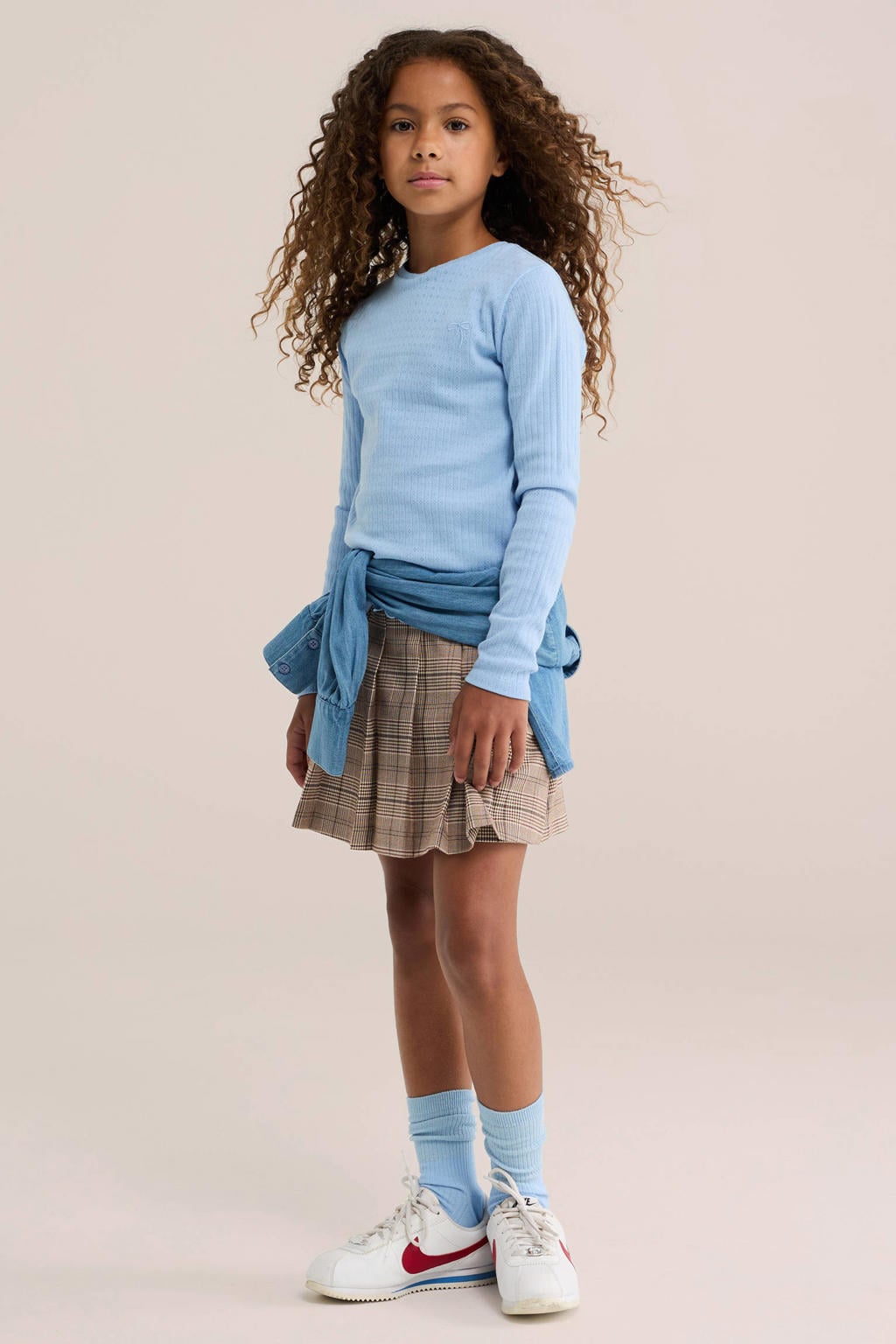 Lichtblauwe meisjes WE Fashion longsleeve van katoen met effen, lange mouwen, ronde hals en golvende afwerking