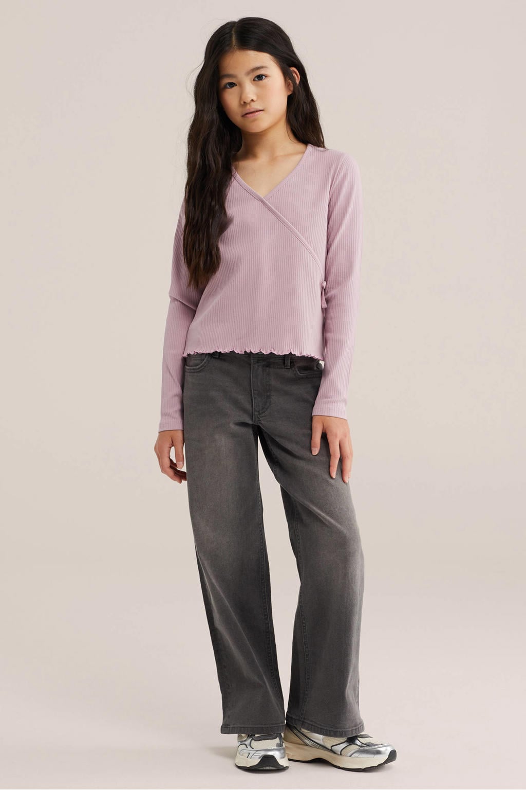 Lichtroze meisjes WE Fashion longsleeve van stretchkatoen met effen, lange mouwen, ronde hals en golvende afwerking