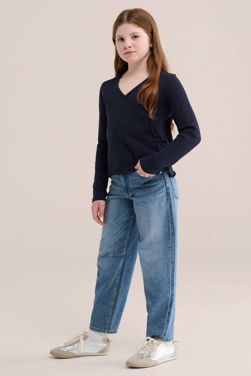 Donkerblauwe meisjes WE Fashion longsleeve van stretchkatoen met effen, lange mouwen, ronde hals en golvende afwerking