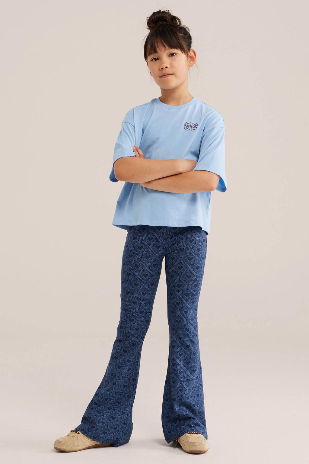 Donkerblauwe meisjes WE Fashion flared legging van viscose met elastische tailleband en hartjesprint