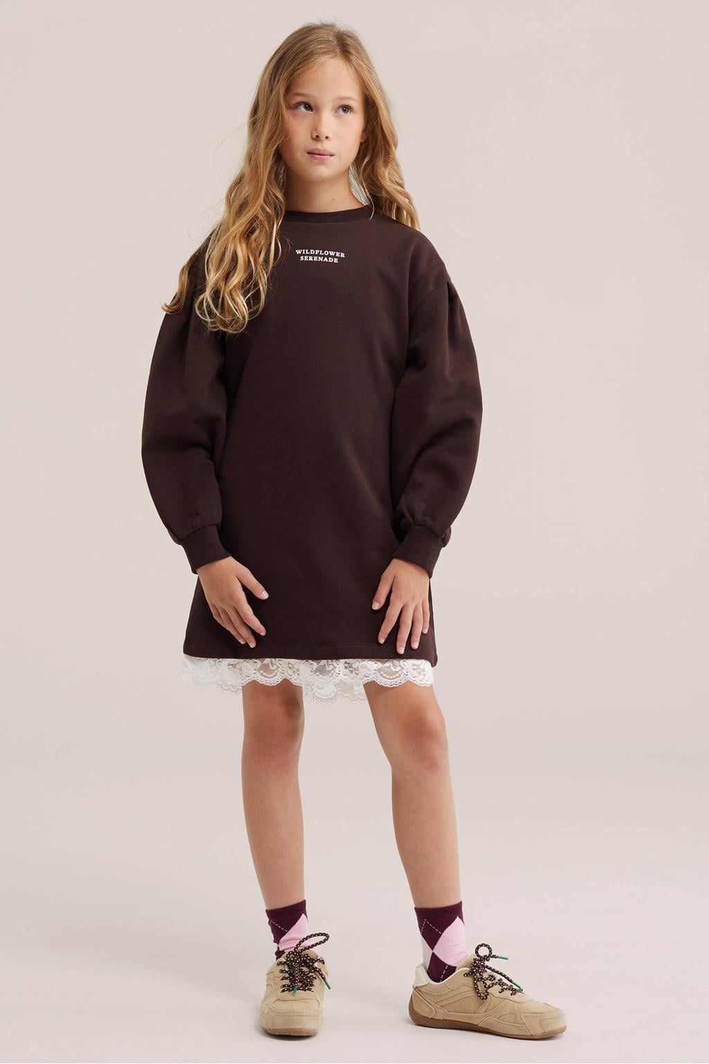 Donkerblauwe meisjes WE Fashion korte sweatjurk van katoen met tekst print, lange mouwen en ronde hals