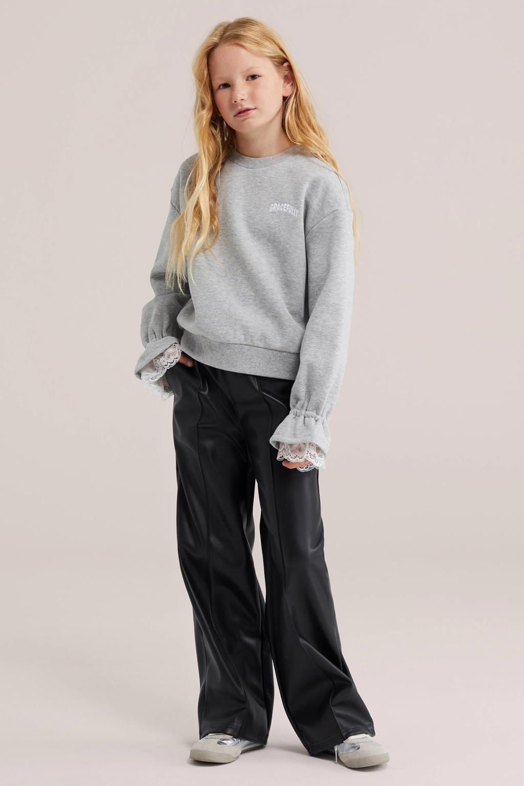 Zwarte meisjes WE Fashion imitatieleren straight leg coated broek