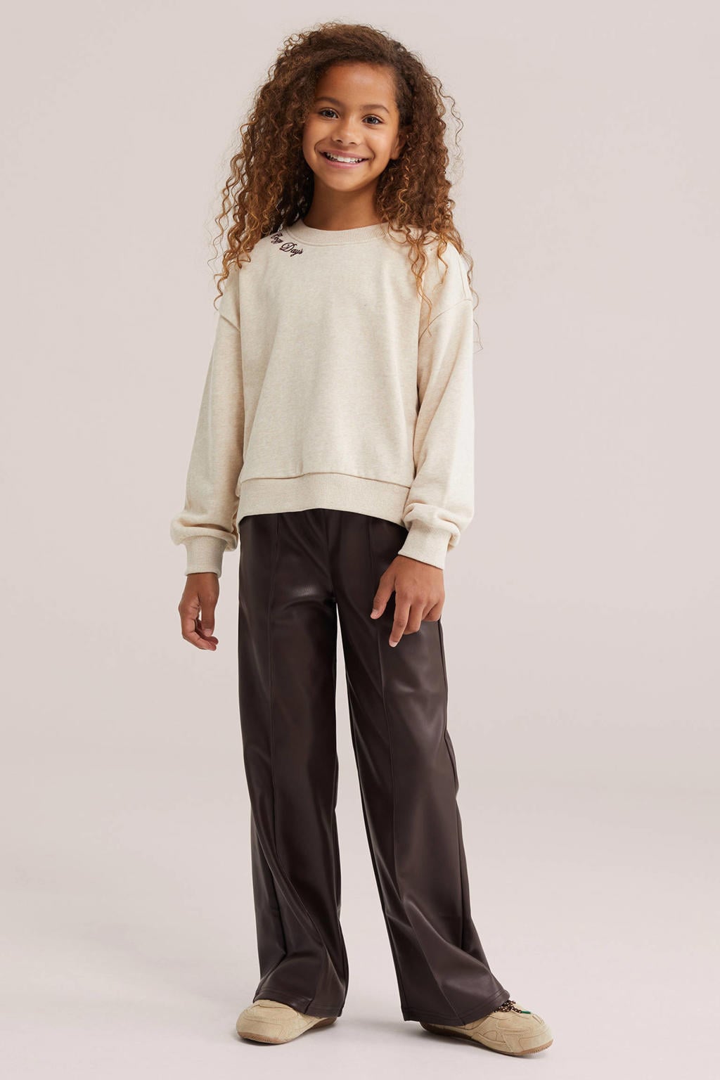 Donkerblauwe meisjes WE Fashion imitatieleren straight leg coated broek